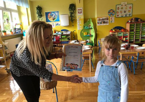 Pani Dyrektor wręcza Lence nagrodę