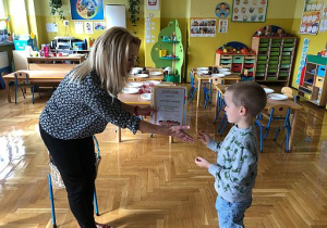 Pani Dyrektor wręcza Olusiowi nagrodę