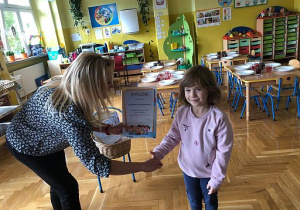 Pani Dyrektor wręcza Jadzi nagrodę