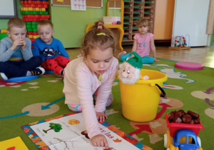 Hania wie, że kasztany to dar jesieni