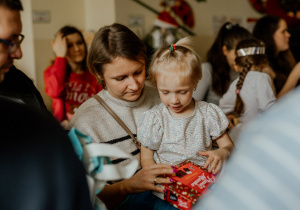 Hania z mamą po występie