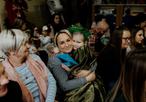 Kornelka z mamą po występie