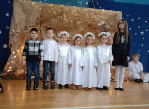 Dzieci śpiewają kolędę Gdy śliczna panna