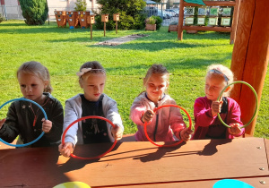Zabawy z kolorowymi obręczami.
