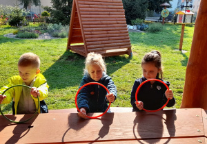 Kacper, Maja i Basia w czasie zabawy z obręczami.
