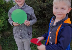 Maks i Adaś odnajdują kolorowe kropki w ogrodzie.