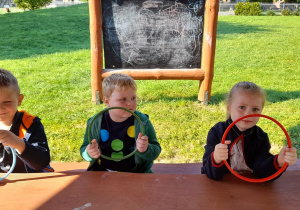 Chłopcy w czasie zabawy obręczami.