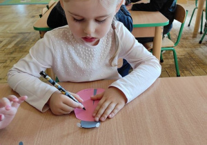 Laura rysuje kropki na biedronce