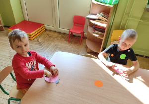 Jaś i Piotruś rysują kropki