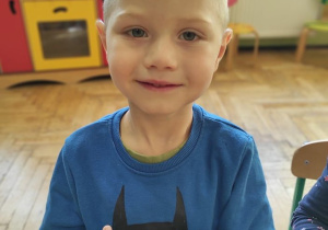 Kuba pokazuje śliwkę w środku