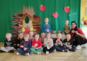 Wspólne zdjęcie na zielonym tle, "Jeżyk z jabłuszkiem", dzieci trzymają medale