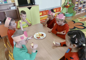 Dzieci jedzą jabłka