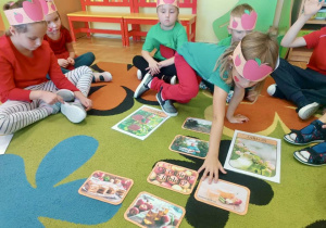 Dzieci z planszami co możemy zrobić z jabłek