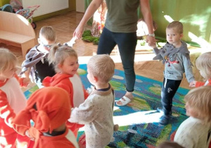 Bawimy się wspólnie przy piosence "Wiewióreczka mała"