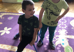 Szymon jako zwycięzca konkursu siedzi na krześle