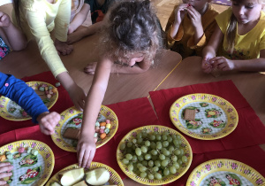 Dzieci jedzą poczęstunek