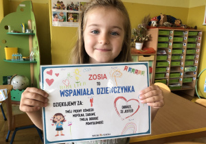 Zosia z laurką od chłopców