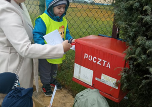 Dzieci wrzucają swoje listy do skrzynki pocztowej