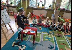Franek z Lisków pokazuje kartę emocji i dzieci grają na instrumencie zgodnie z ustalonym kodem