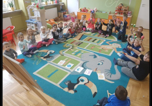 Dzieci z Lisków ustalają kod do gry na instrumentach z wykorzystaniem kart emocji