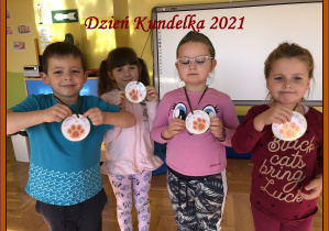 Szymon, Anastazja, Maja i Hania stoją a na szyi mają medale "Psi Przyjaciel"
