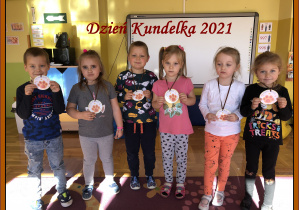 Oluś, Natalka J, Antoś, Natalka B, Ania i Kaja J stoją a na szyi mają medale "Psi Przyjaciel"