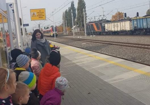 Dzieci obserwują odjazd pociągu.