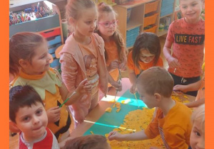 Dzieci z Lisków robią dynię techniką wydzieranki