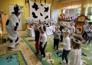 Dzieci tańczą na dywanie do piosenki "Szalona krowa"