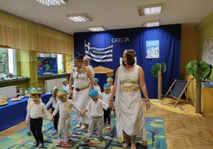Dzieci z ciociami tańczą popularny Grecki taniec "Zorba"
