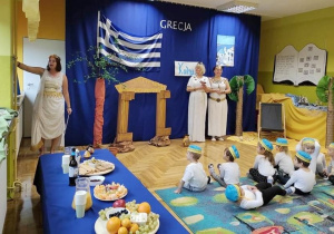 Dzieci poznają położenie Grecji i kontynentu na którym się znajduje
