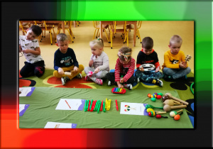 Na zdjęciu grupka dzieci z instrumentami.