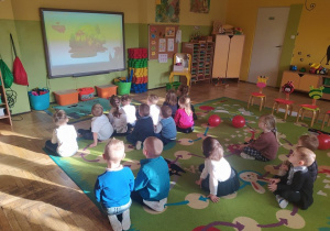 Dzieci oglądają film edukacyjny pt.: "11 Listopada"