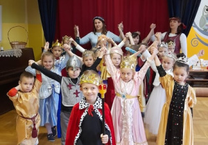 W przodzie chłopiec przebrany na króla, w tle grupa dzieci przebrana w stroje królewskie.
