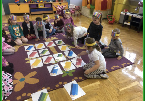 Dzieci układają sudoku z kolorowych kredek
