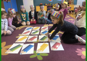 Dzieci układają sudoku z kolorowych kredek