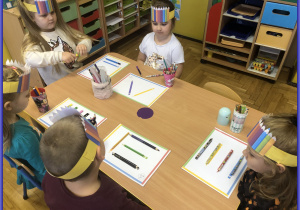Dzieci układają kredki według wzorów
