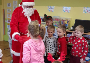 Dzieci witają się z Mikołajem