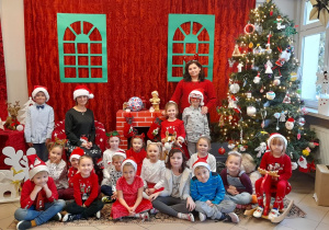 Grupa dzieci w raz z Paniami pozuje do zdjęcia w pokoju św. Mikołaja.
