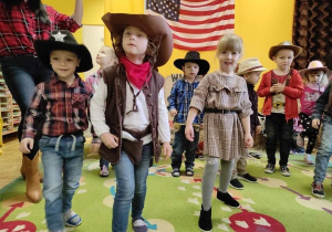 Dzieci tańczą do muzyki country.