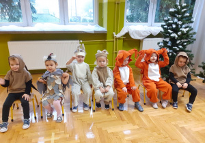 Dzieci przebrane za zwierzątka leśne czekają już na Mikołaja