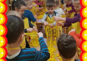 Dzieci przygotowują spagetti z bibuły.