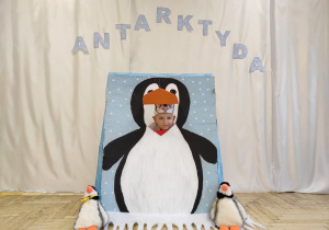 Piotruś w fotobudce w kształcie pingwina.