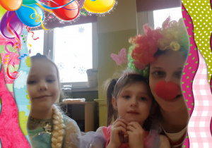 Natalka B i Sara z panią Gosią w ramce z balonikami