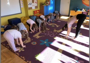 Dzieci z Jeżyków ćwiczą jogę z panią Kaliną