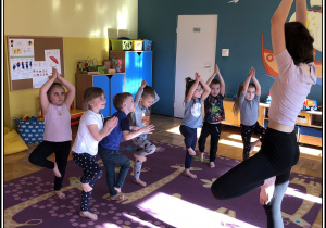 Dzieci z Jeżyków ćwiczą jogę z panią Kaliną