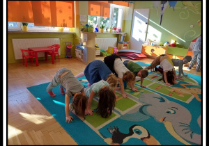Dzieci z Lisków ćwiczą jogę z panią Kaliną