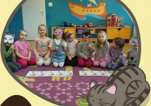 Dzieci w maskach kotów z napisem Dzień Kota