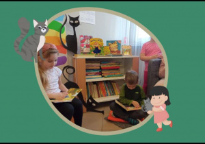 Dzieci w naszej bibliotece oglądają książeczki o kotach