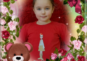 Dziewczynka w ramce okolicznościowej z misiem i kwiatkami.